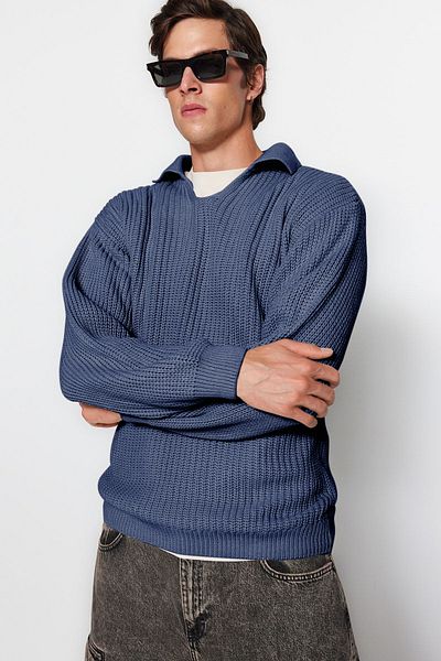 Trendyol Collection Unisex-Strickpullover mit Indigo-Polokragen – reguläre Passform, kein Pilling TMNAW24KZ00008