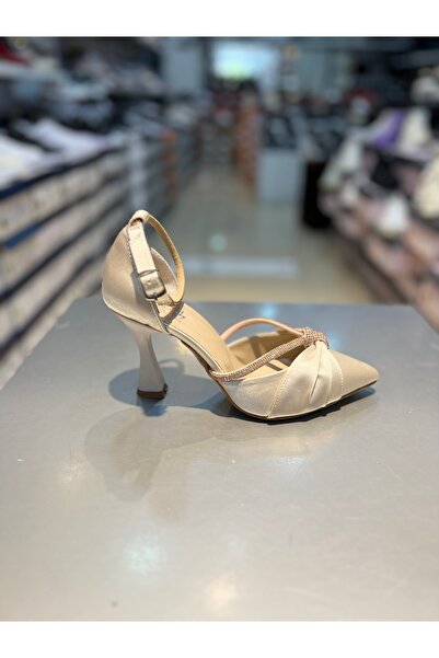 Hacıoğlu Ayakkabı حذاء بكعب وحزام من الساتان