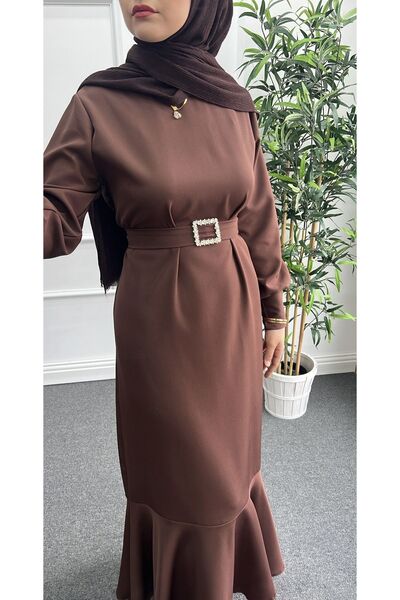 Nisa Nalbantoğlu Kahve Taşlı Kemerli Krep Davet Elbisesi (Arkası Fermuarlı)