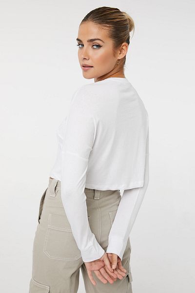 Ardene تي شيرت أساسي ذو قصة قصيرة للغاية مع جيب