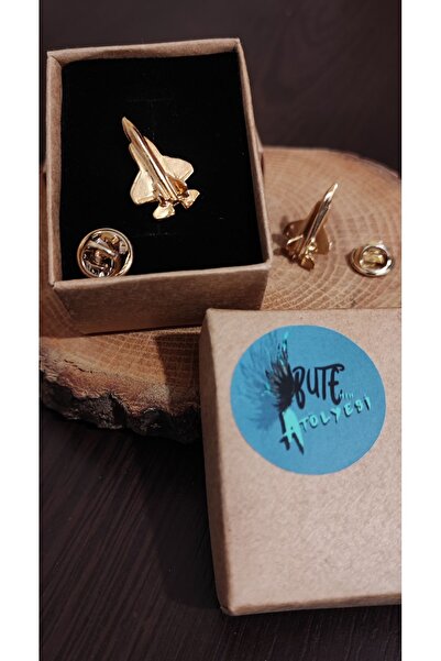 Butenin Atölyesi Uçak rozeti, jet uçak, yaka rozeti, gold renk.