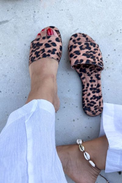 Shoebutik Γυναικείες παντόφλες Lisa με κίτρινο και μαύρο σχέδιο - με λεπτομέρεια ταινίας