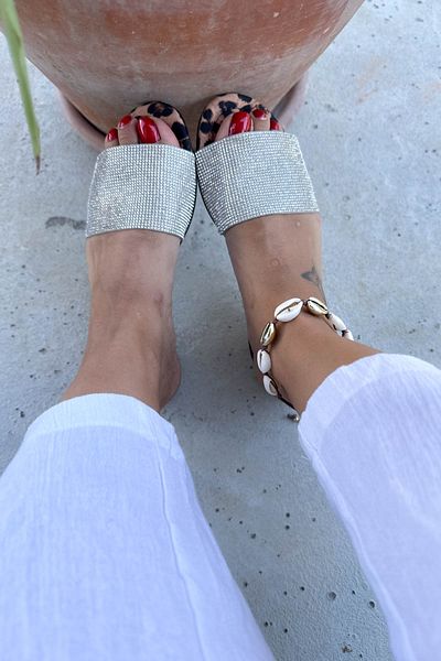 Shoebutik Papuci pentru femei Lisa Silver Stoned - Bandă detaliată