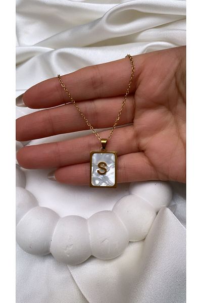 Accessories قلادة بحروف ذهبية اللون