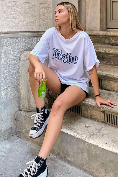 Swist Tricou damă supradimensionat cu imprimeu Babe alb