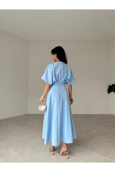 Afiş Butik Detailní šaty s páskem v midi délce