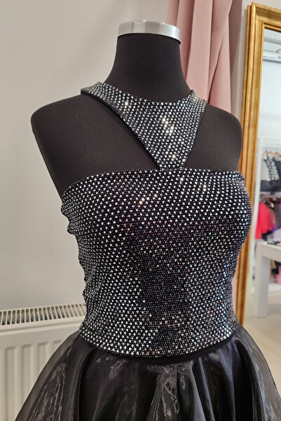 Due Stelle بلوزة كتف قصيرة مطرزة باللون الأسود