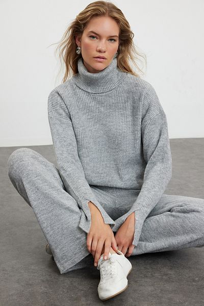 Trendyol Collection Szürke kötöttáru alsó-felső öltöny - puha textúrájú TWOAW22AU0312