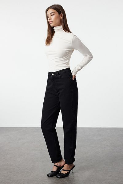 Trendyol Collection Schwarze High-Bel-Mom-Jeans TWOSS20JE0108