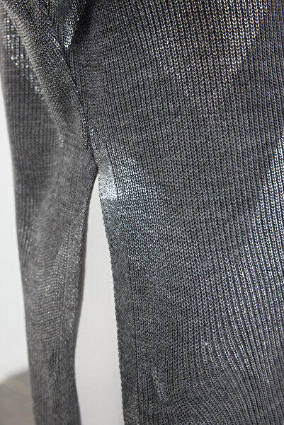 Trendyol Collection V-nyakú kötött pulóver - antracit fóliával nyomtatott TWOAW24KZ00686