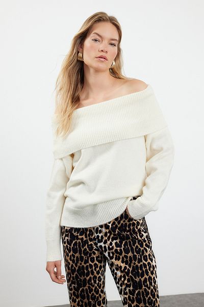 Trendyol Collection Ecrufarbener Strickpullover mit Carmen-Kragen und weicher Struktur TWOAW20KZ1519