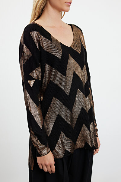 Trendyol Collection Černý pletený svetr s výstřihem do V – potištěný fólií TWOAW24KZ00686
