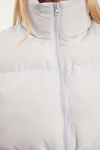 Trendyol Collection Vodoodpudivá vesta s barevným kamenem - TWOAW23YE00059