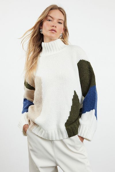 Trendyol Collection Barevně blokovaný ecru pletený svetr – široký střih, měkká textura TWOAW20XS0047