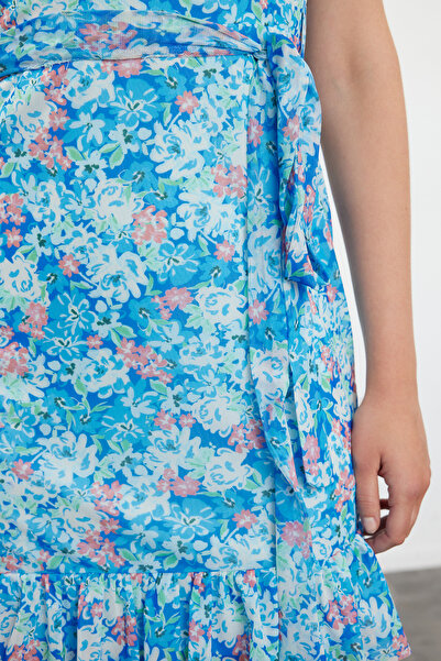 Trendyol Collection Pružné pletené minišaty – modrý květinový potisk, s páskem, s jednoduchým rukávem, podšité volány Twoss24el00205