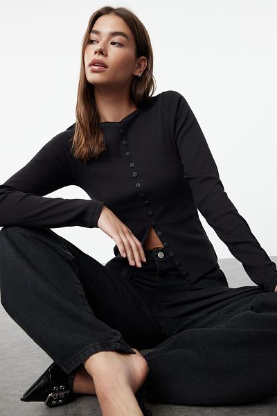 Trendyol Collection Elastyczna dzianinowa bluzka ze sznurkiem - okrągły dekolt, guziki, czarna TWOAW25BZ00030