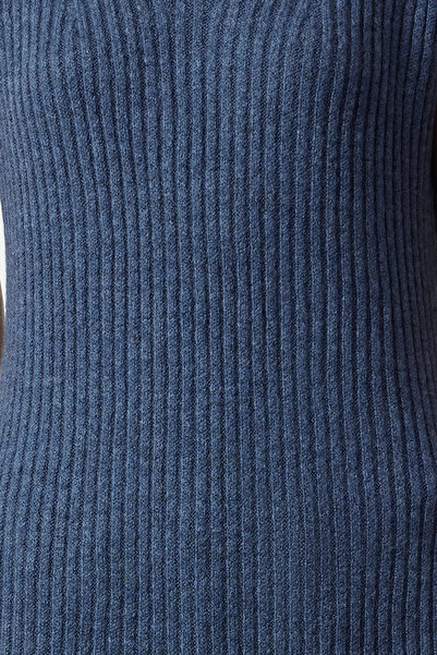 Trendyol Collection Svetr z indigového úpletu s měkkou texturou - stojáček Twoaw25Sv00011