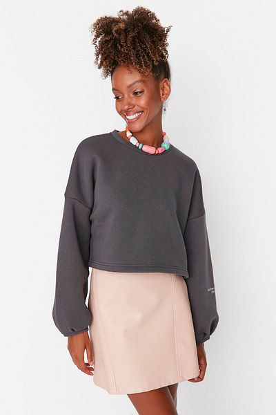 Trendyol Collection Geräuchertes, dickes Fleece innen, lockerer Schnitt, kurze Ärmel, bedrucktes Strick-Sweatshirt TWOAW23SW00568