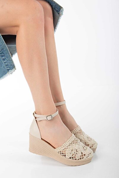 Kartezyen bilekten tokalı hazır taban dolgu topuklu bej ayakkabı