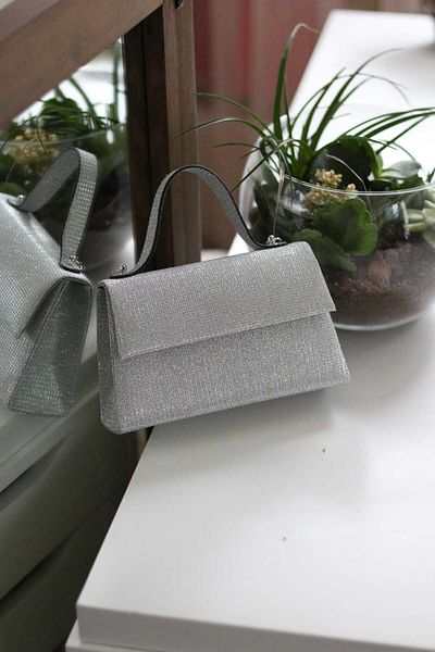 Moom Bag حقيبة كتف نسائية فضية لامعة مع تفاصيل المقبض