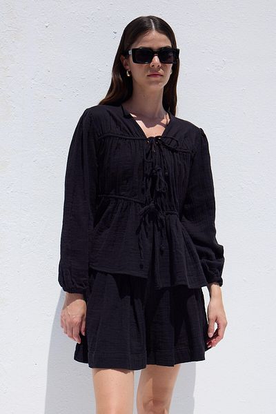 Manuka Schwarze Musselin-Bluse – Schnürung