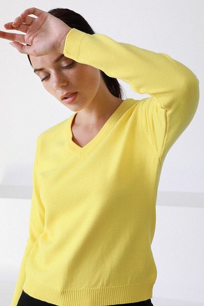 Ferraro Women's Light Yellow V-Neck Knitwear Sweater