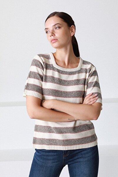 Ferraro Γυναικείο πλεκτό πουλόβερ εκρού με τετράγωνο γιακά και ρίγες