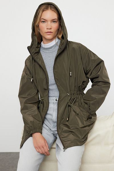 Trendyol Collection Khakifarbener, übergroßer Regenmantel mit Kapuze VIBRATION TWOAW24MO00160