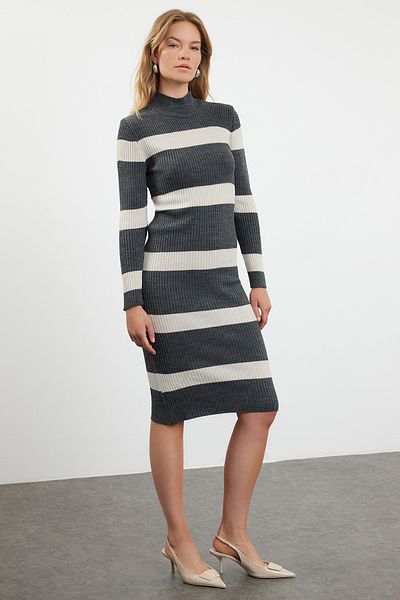 Trendyol Collection Pletené pruhované šaty Midi - Antracit Twoaw23El00226