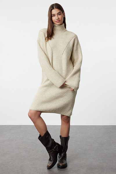 Trendyol Collection Mini svetrové šaty s měkkou texturou – stojáček, barva kamene Twoaw24El00058