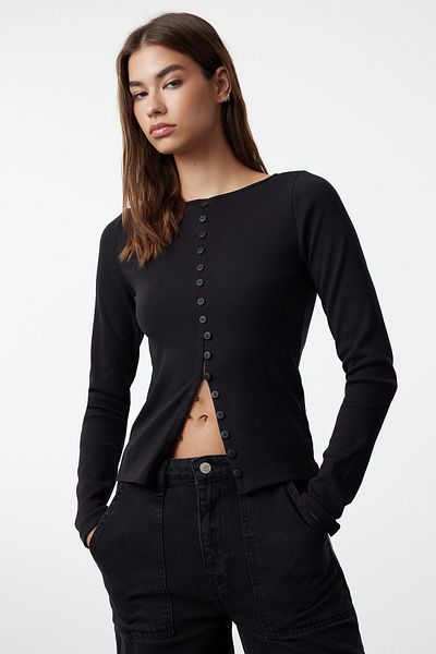 Trendyol Collection Elastyczna dzianinowa bluzka ze sznurkiem - okrągły dekolt, guziki, czarna TWOAW25BZ00030