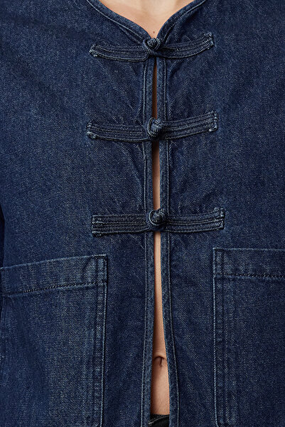 Trendyol Collection Fenntartható sötétkék túlméretes farmerdzseki - elülső nyakkendő TWOAW25CE00001