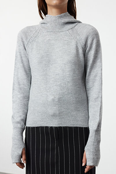 Trendyol Collection Šedý pletený svetr s měkkou texturou – rukávy s kapucí a špičkou Twoaw25Kz00084