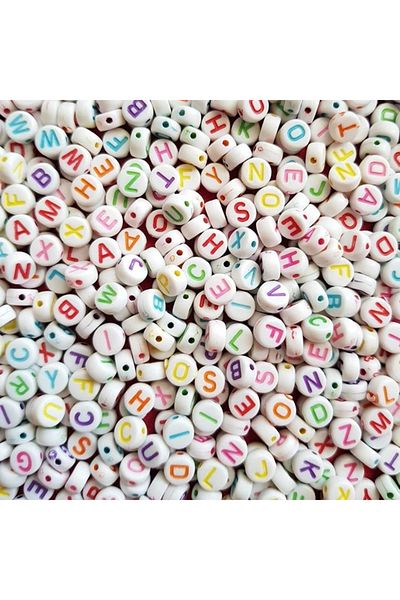 Hobimos 7 mm Flat Letter Beads 500 τεμαχίων - Πολύχρωμες χάντρες κοσμημάτων σε λευκό φόντο