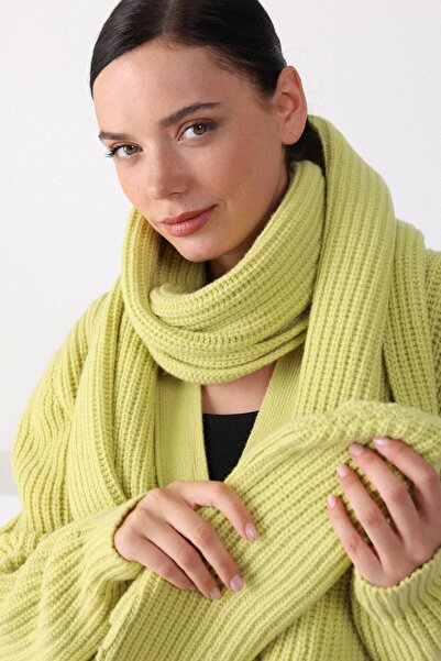 Ferraro طقم قبعة صغيرة وشاح من صوف ميرينو باللون الأخضر الفاتح للنساء