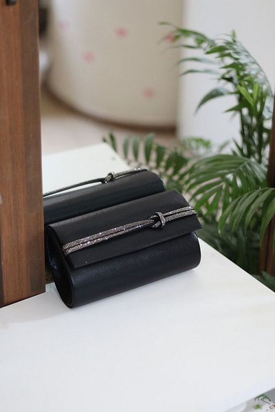 Moom Bag حقيبة سلسلة فستان سهرة بتفاصيل حجر أسود للنساء