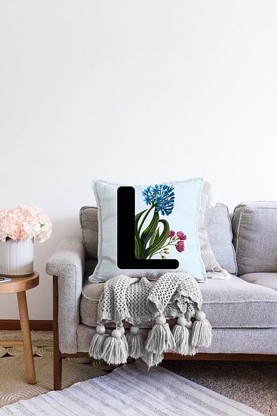 Realhomes Față de fundal albastru cu model floral, cu literă neagră L, cu imprimeu digital, husă de pernă Raschel