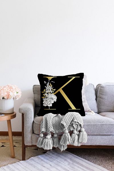 Realhomes Fundal negru cu două fețe Motiv trandafir alb Litera aurie K Design special Husă de pernă pentru pernă Raschel