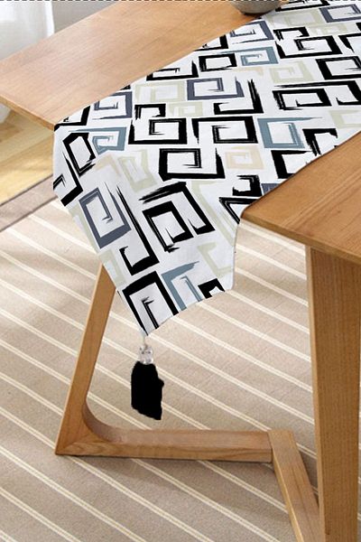 Realhomes Design special Desen geometric imprimat digital Decorativ cu ciucuri Chenille Triunghi Runner