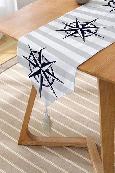 Realhomes Ψηφιακή τυπωμένη γκρι λευκή φούντα Triangle Runner - Μοτίβο πυξίδας στο πάτωμα
