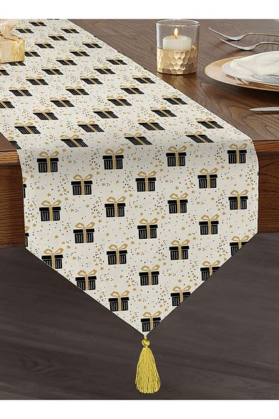 Realhomes Ειδικά σχεδιασμένο φούντα Chenille Triangle Runner με χρυσή λεπτομέρεια και μοτίβο συσκευασίας δώρου σε λευκό φόντο