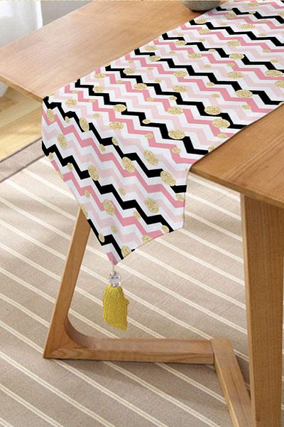 Realhomes Chenille Triangle Runner με φούντες με πολύχρωμο γεωμετρικό ζιγκ-ζαγκ μοτίβο ψηφιακής εκτύπωσης σε λευκό φόντο
