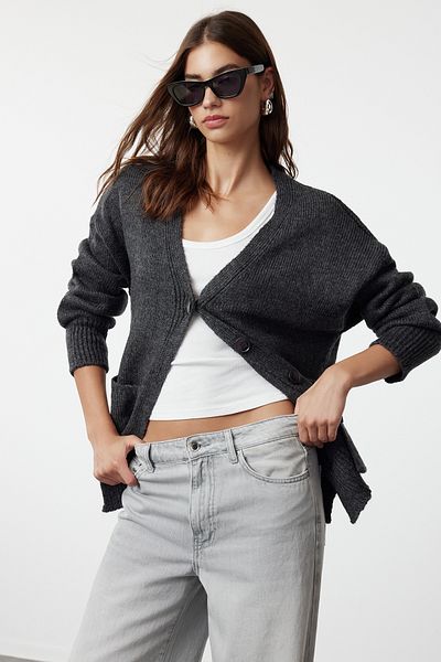 Trendyol Collection Anthrazitfarbener Basic-Cardigan aus weicher, strukturierter Strickware TWOAW20HI0213
