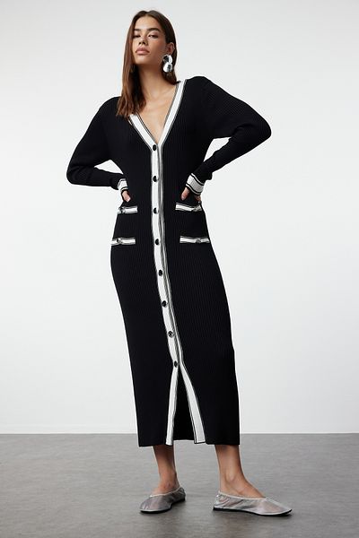 Trendyol Collection Schwarzes Maxi-Strickkleid mit Farbblockdesign - TWOAW24EL00017