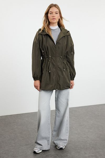 Trendyol Collection Khakifarbener, übergroßer Regenmantel mit Kapuze VIBRATION TWOAW24MO00160