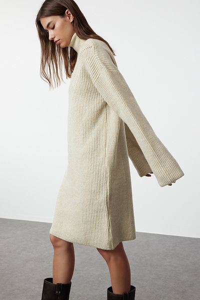 Trendyol Collection Mini svetrové šaty s měkkou texturou – stojáček, barva kamene Twoaw24El00058