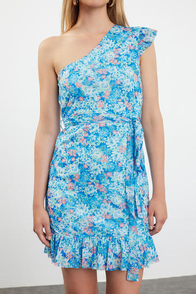 Trendyol Collection Pružné pletené minišaty – modrý květinový potisk, s páskem, s jednoduchým rukávem, podšité volány Twoss24el00205