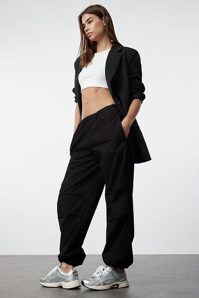 Trendyol Collection Schwarze Fallschirmhose mit normaler Taille und Stopper TWOAW23JE00738