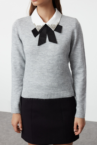 Trendyol Collection Pulover tricotat gri moale cu textură, detalii de panglică/fundă și pietricele TWOAW25KZ00035