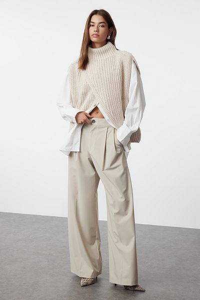 Trendyol Collection Steiner Poncho mit Stehkragen und Schlitz – TWOAW25PA00000